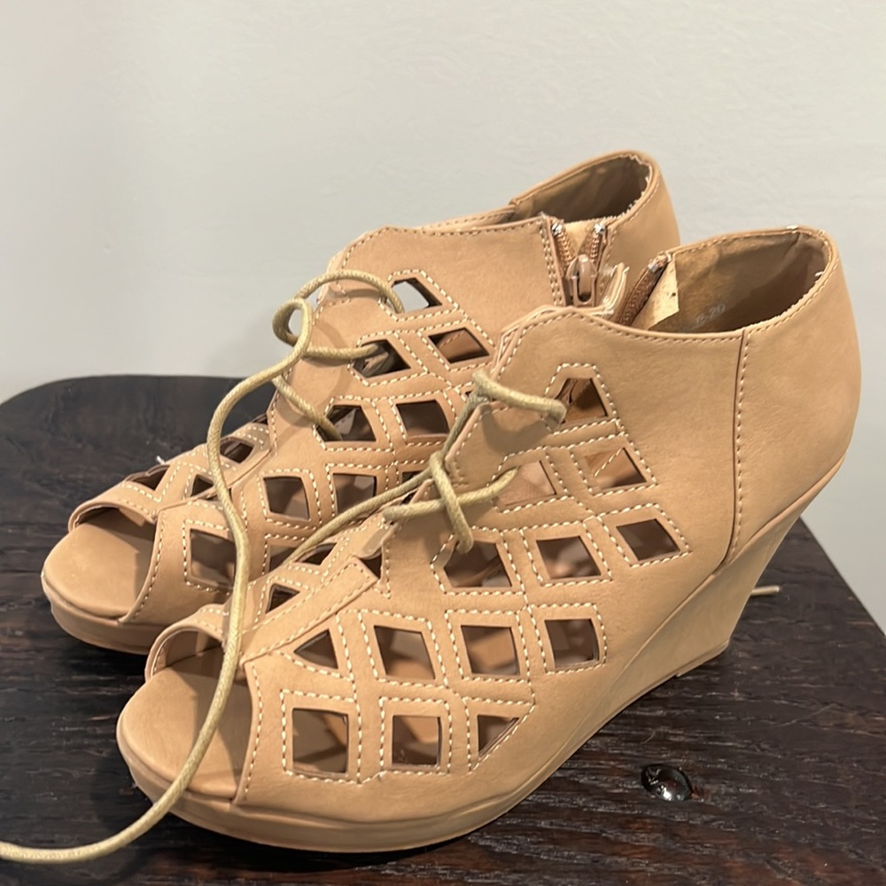 New in box size 8.5 top mota wedge shoes with zipper and laces